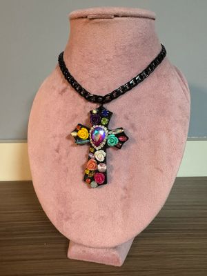 Collar cruz metacrilato pedrería y flores