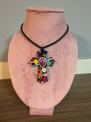 Collar cruz metacrilato pedrería y flores