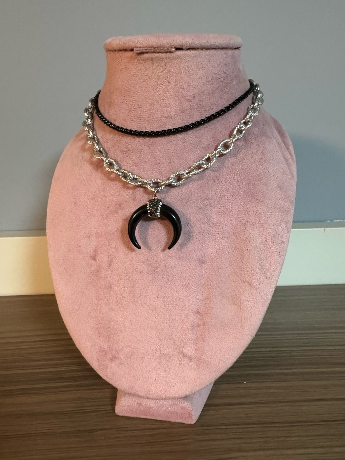 Collar luxury cuerno doble negro