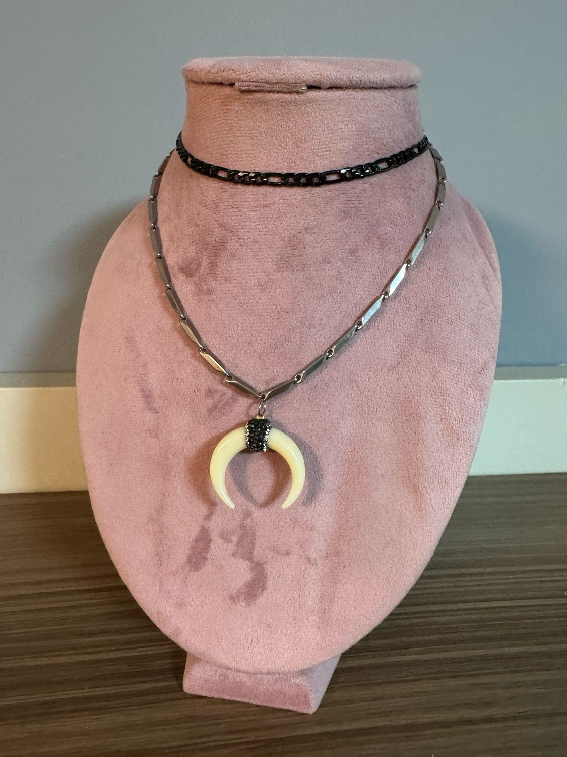 Collar luxury cuerno doble crema