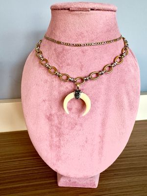 Collar luxury cuerno doble crema