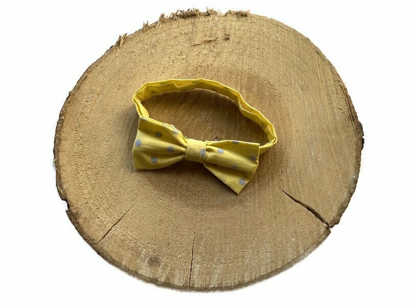 Noeud papillon jaune à pois gris