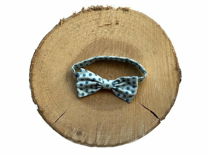 Noeud papillon bleu à motifs bleus foncés