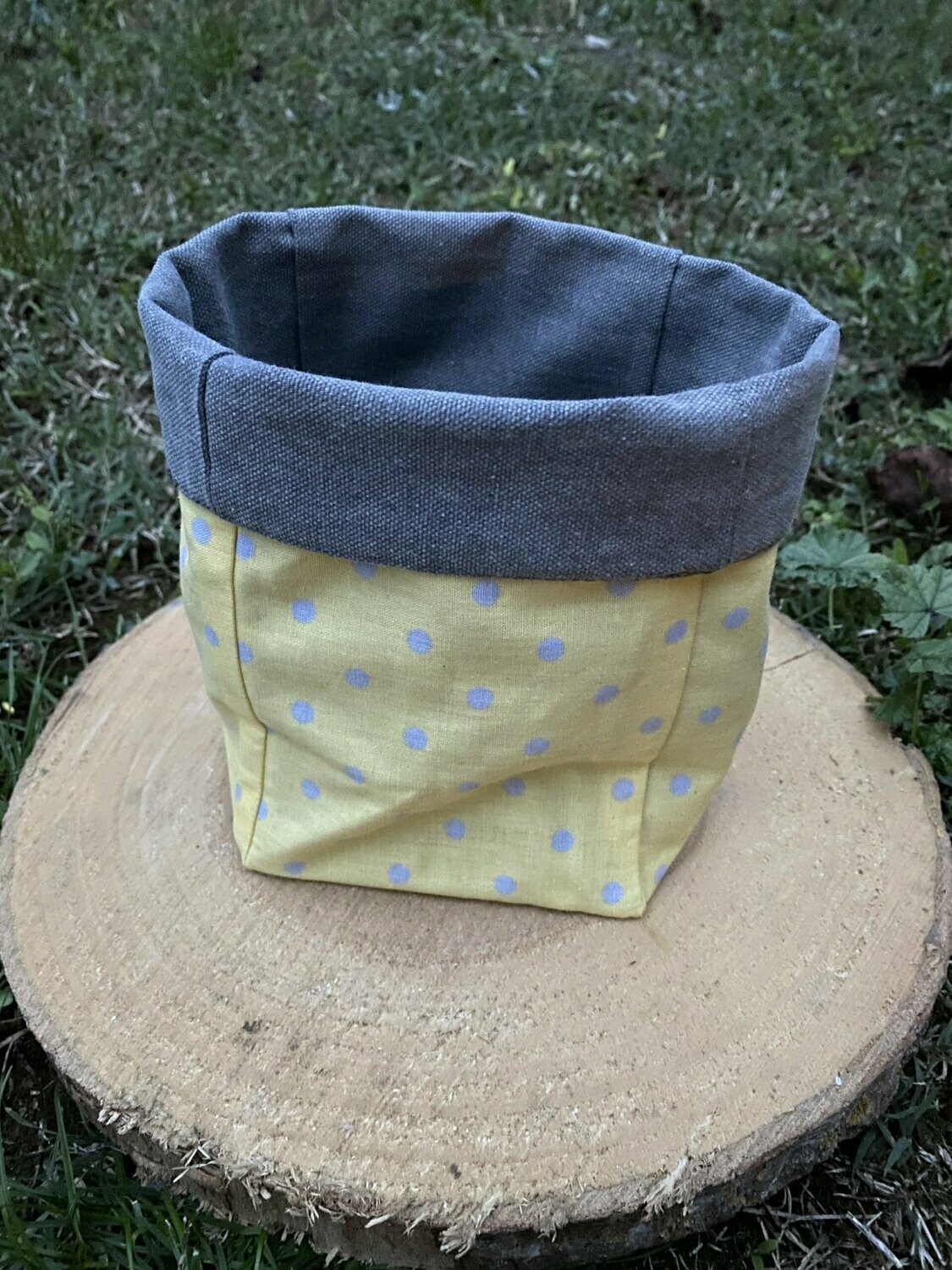 Panière jaune à pois gris et doublure grise