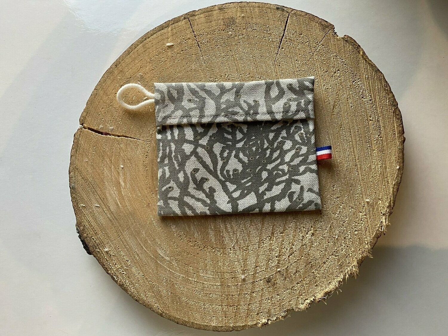 Pochette enduite "algues marrons sur fond beige "
