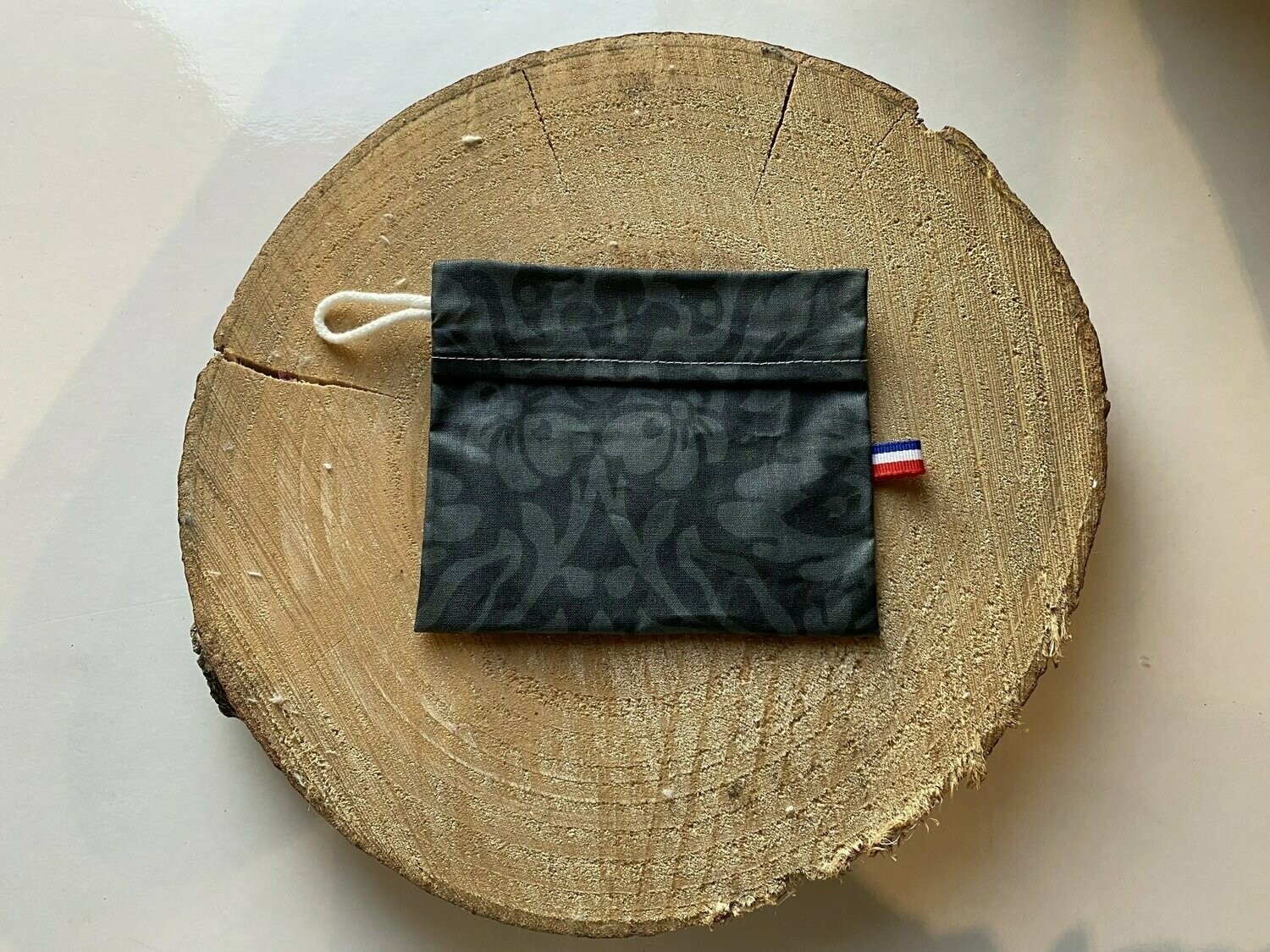 Pochette enduite "noire à fleurs grises "