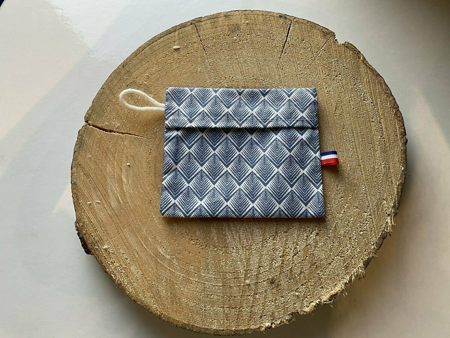 Pochette enduite à "motifs géométriques bleus"