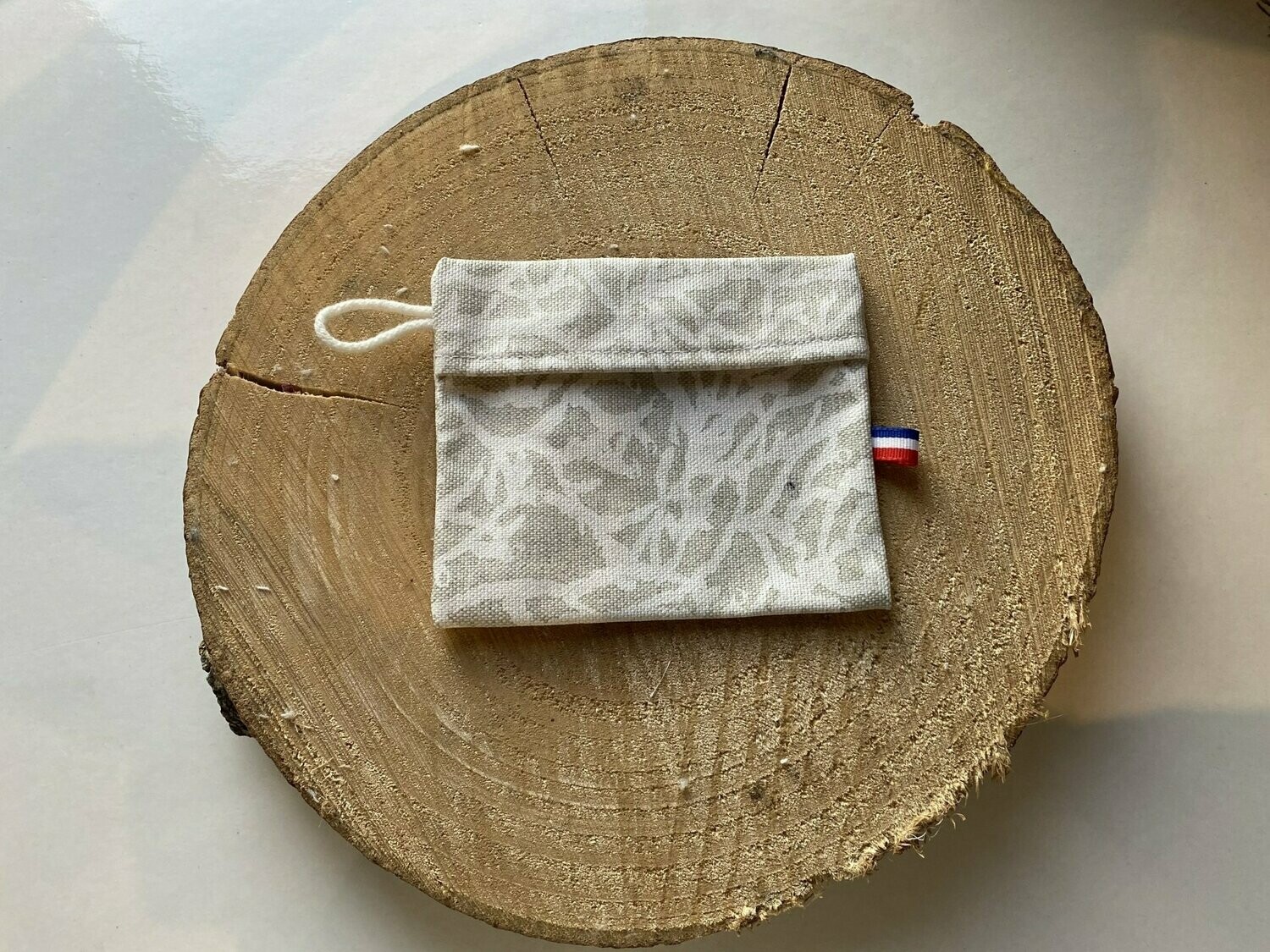 Pochette enduite "algues blanches sur fond beige"