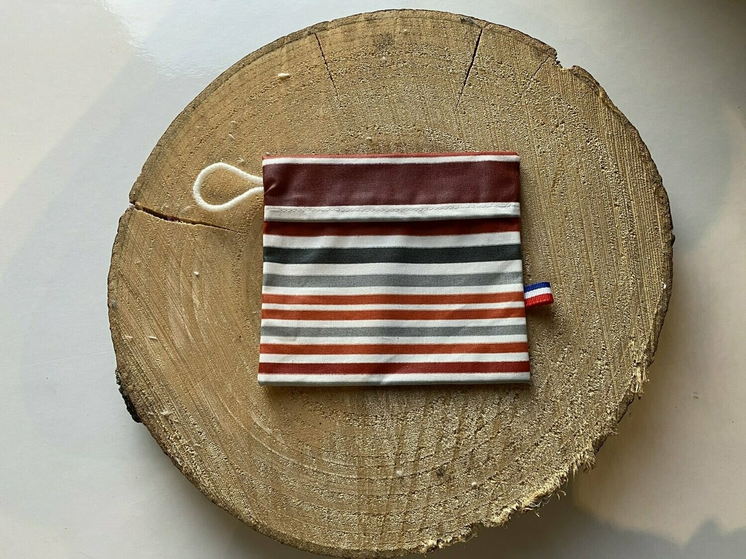 Pochette enduite à "rayures rouges, grises, oranges.."