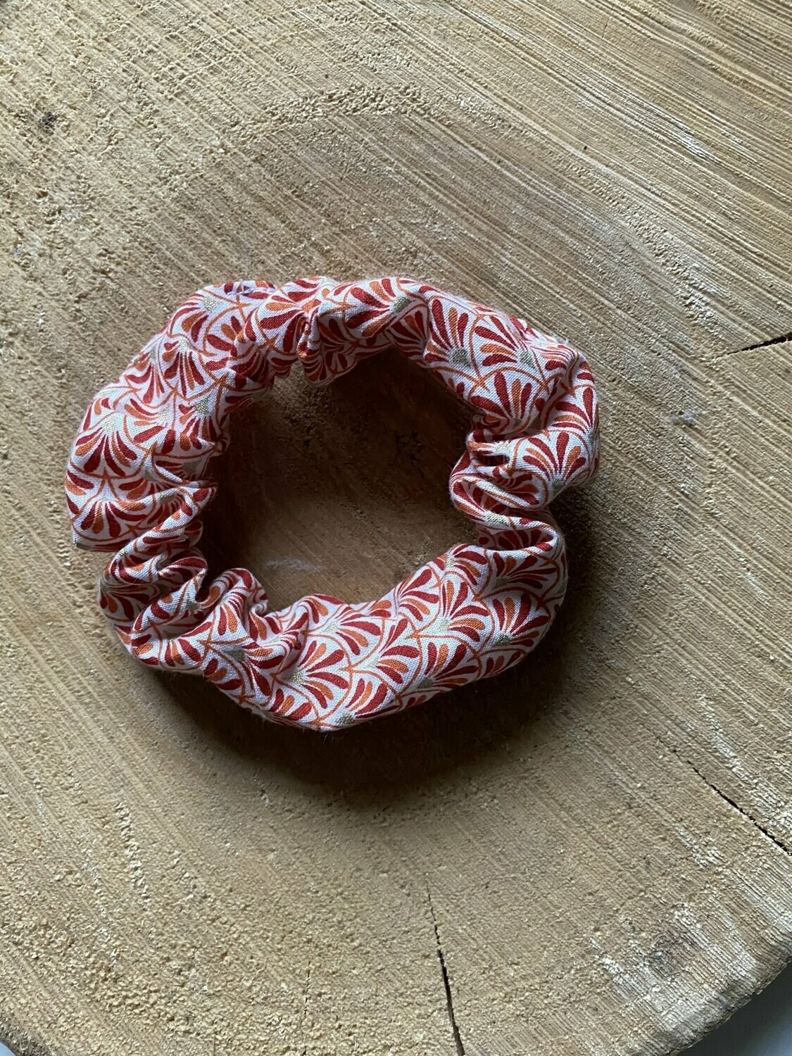 Chouchou motifs écailles rouges
