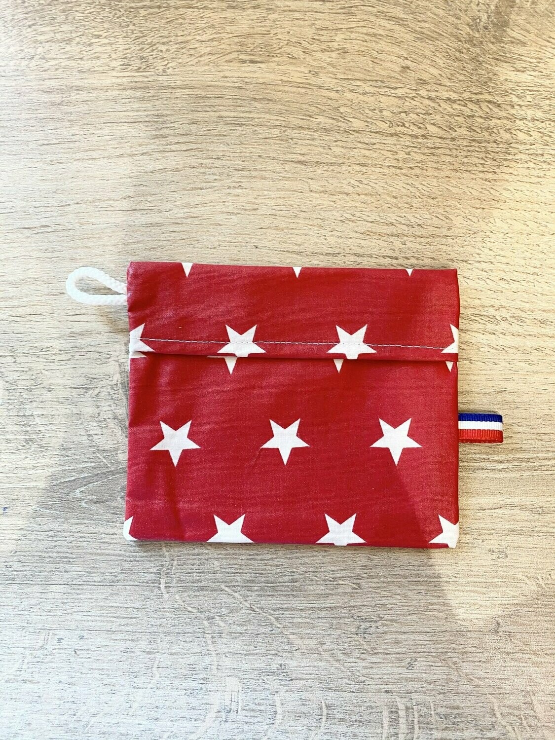 Pochette enduite rouge à étoiles blanches