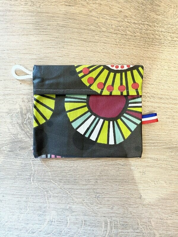 Pochette enduite à motifs colorés sur fond gris