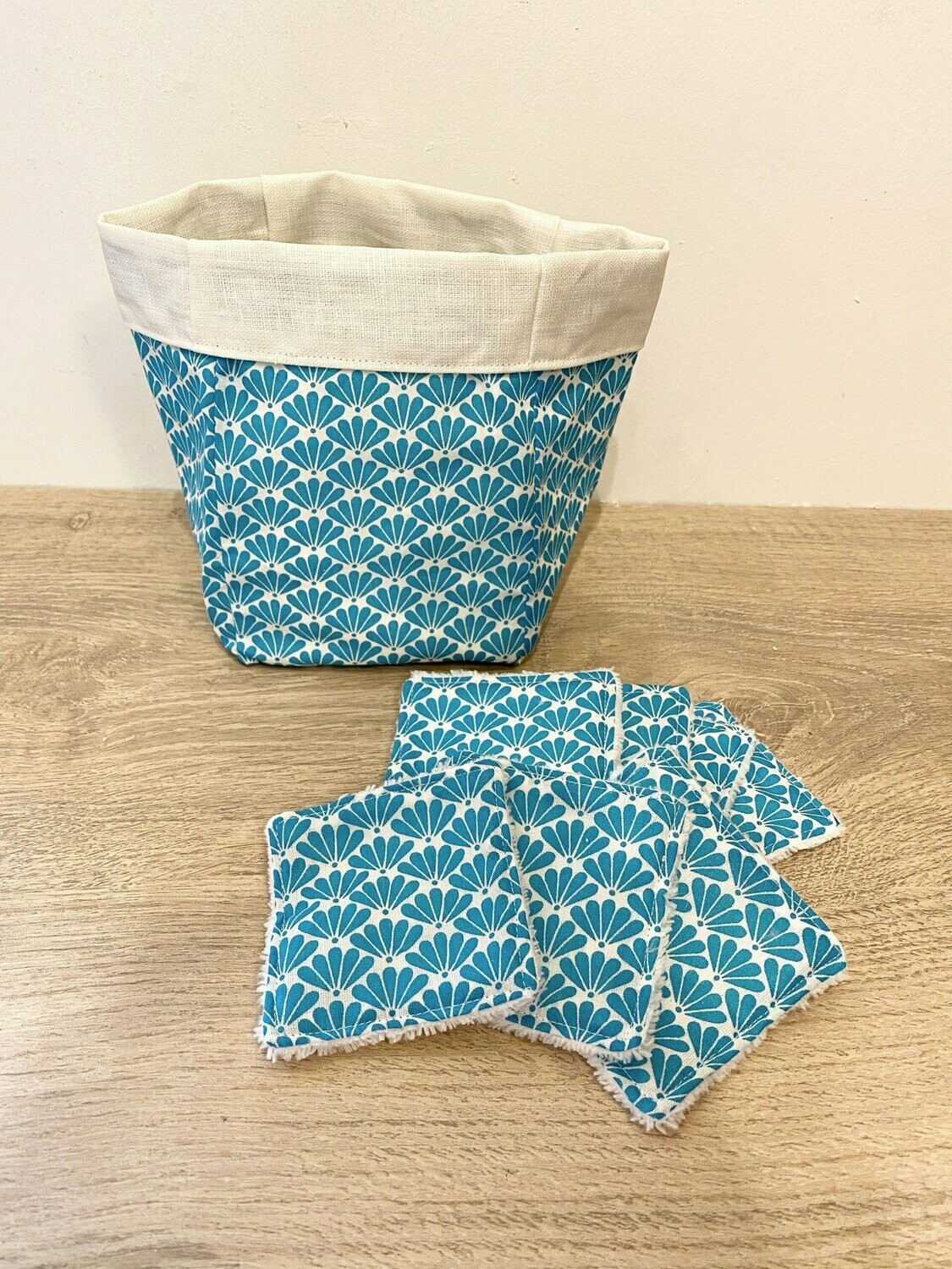 Ensemble : Panière motifs géométriques bleus et doublure enduite blanche et ses lingettes lavables
