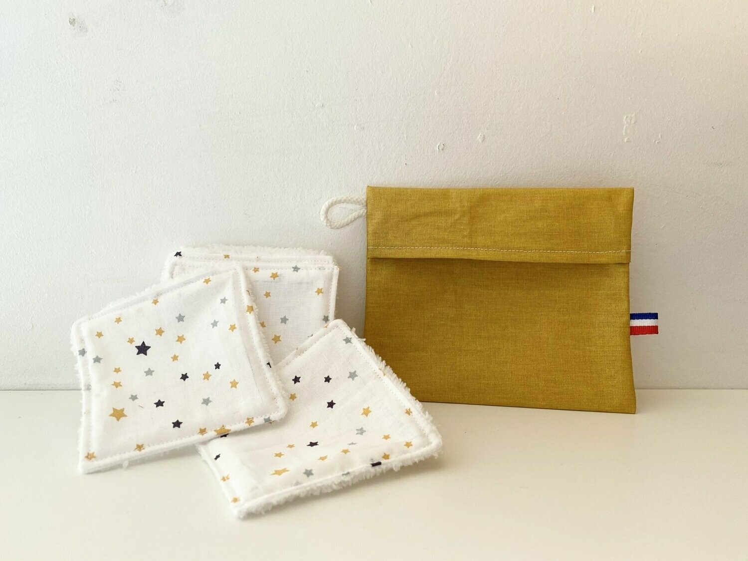 Ensemble lingettes lavables motifs blancs à étoiles et pochette de transport coton enduit moutarde