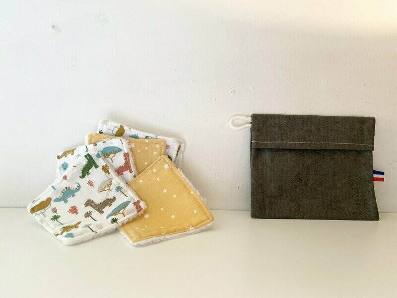 Ensemble lingettes lavables motifs dinosaures et étoiles sur fond moutarde et pochette de transport lin enduit kaki