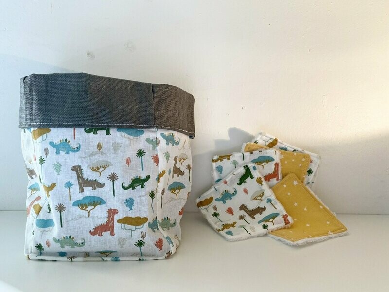 Ensemble lingettes lavables motifs dinosaures et étoiles sur fond moutarde et panière
