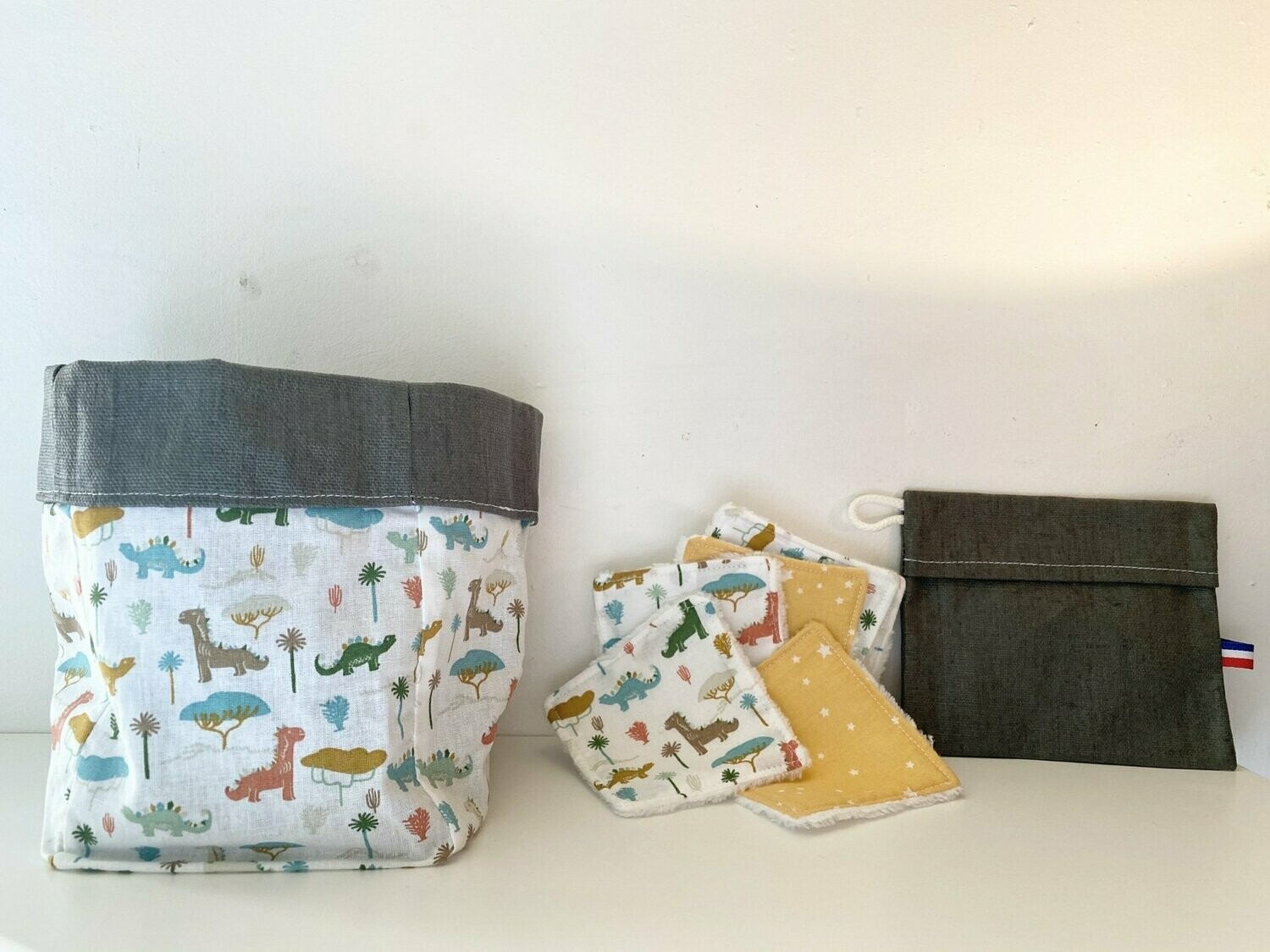 Ensemble lingettes lavables motifs dinosaures et étoiles sur fond moutarde et pochette de transport lin enduit kaki et panière