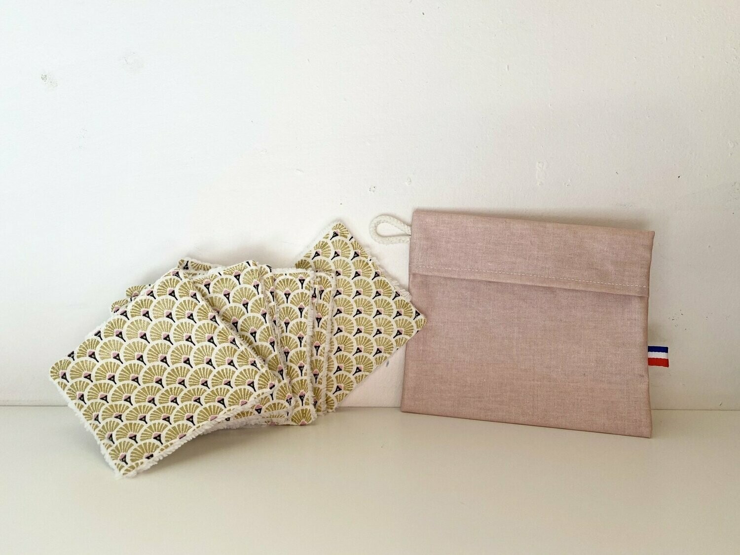 Ensemble lingettes lavables motifs dorés et roses et pochette de transport coton enduit rose