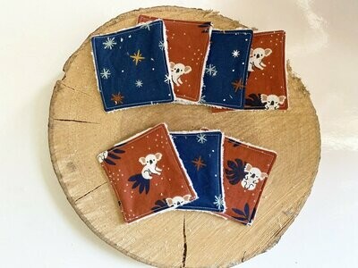 Semainier de lingettes motifs koala sur fond rouille et tissu bleu à étoiles