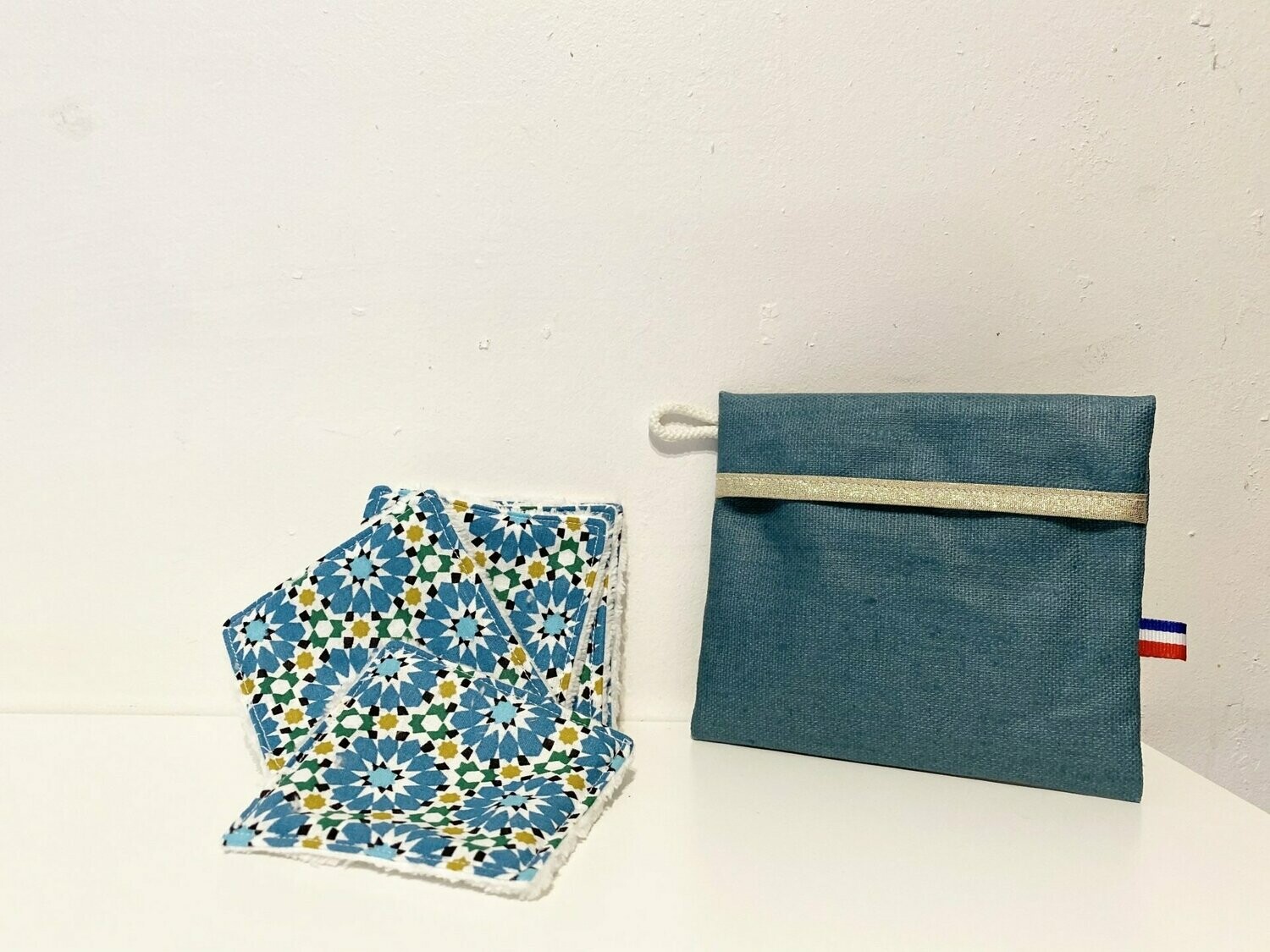 Ensemble lingettes lavables motifs géométriques bleus et jaunes et pochette de transport lin enduit bleu et ruban doré
