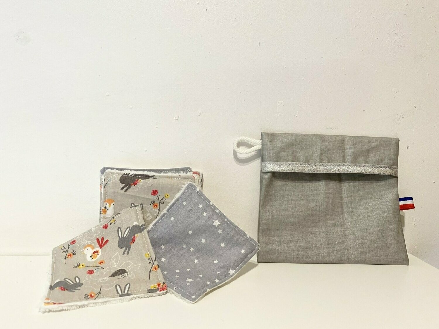 Ensemble lingettes lavables motifs lapins et étoiles grises et pochette de transport coton enduit gris perle et ruban argenté