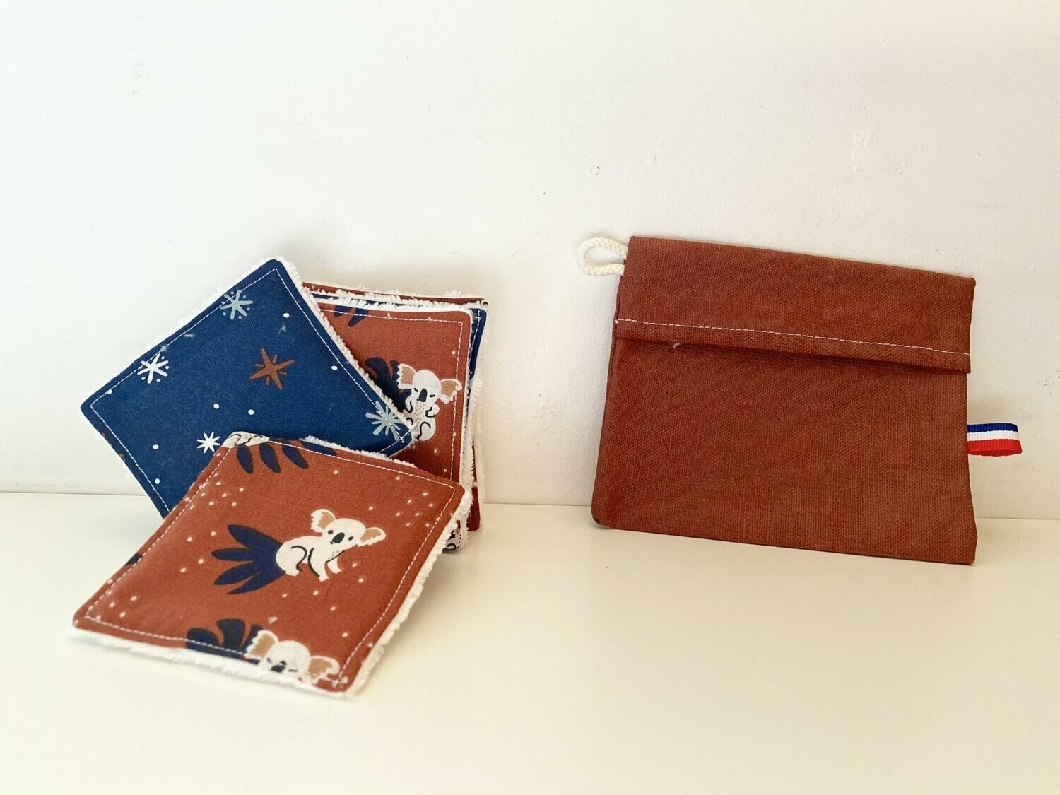 Ensemble lingettes lavables motifs koala et bleu à étoiles et pochette de transport lin enduit rouille