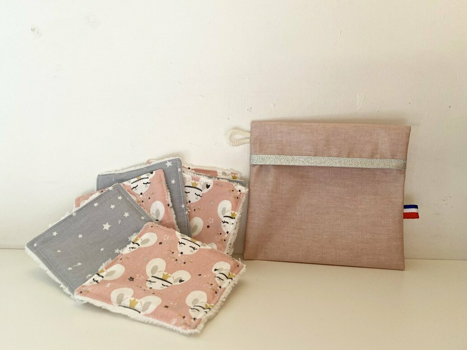 Ensemble lingettes lavables motifs souris et étoiles grises et pochette de transport coton enduit rose et ruban argenté