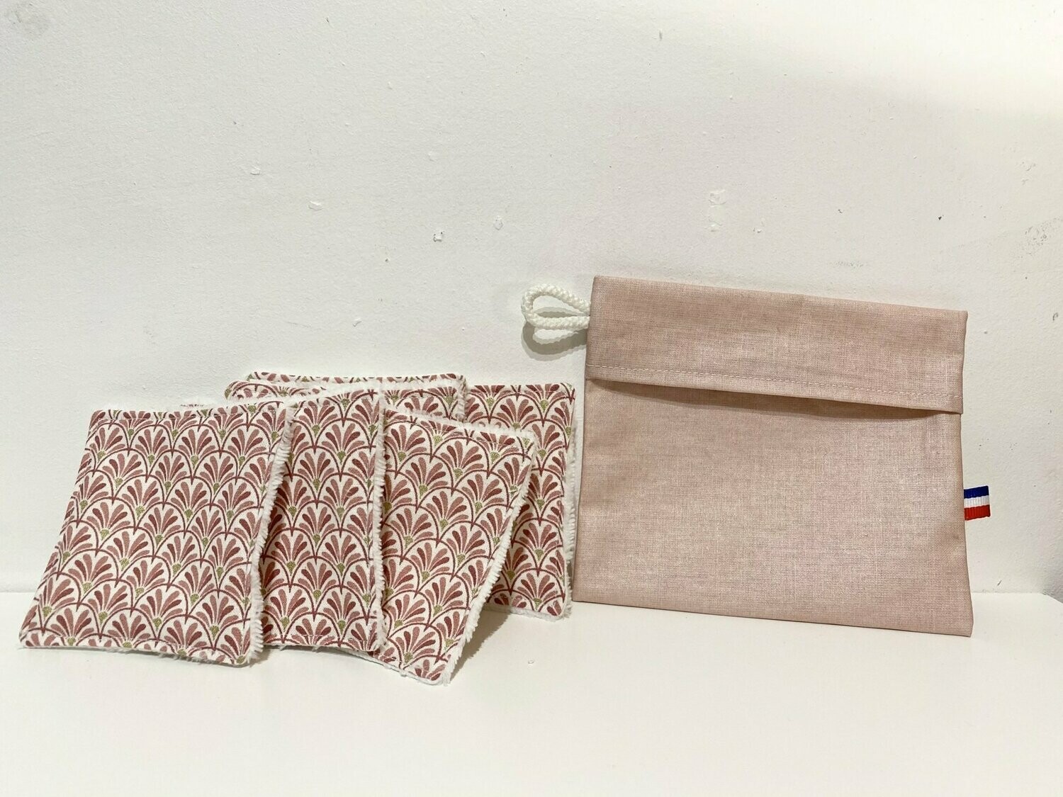 Ensemble lingettes lavables motifs géométriques camaïeu roses et pochette de transport lin enduit rose clair