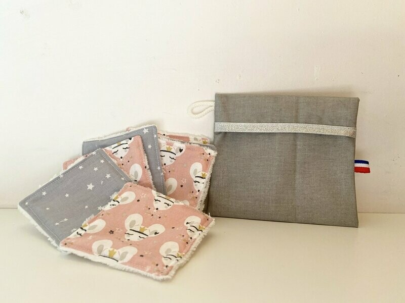 Ensemble lingettes lavables motifs souris et étoiles grises et pochette de transport coton enduit gris perle et ruban argenté