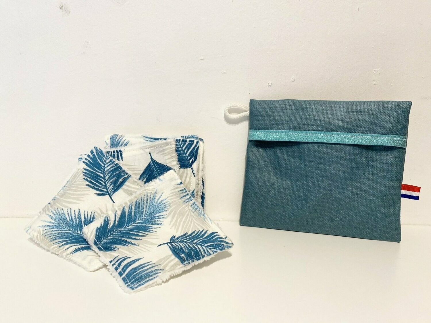 Ensemble lingettes lavables motifs feuilles de palmier et pochette de transport lin enduit bleu et ruban pailleté