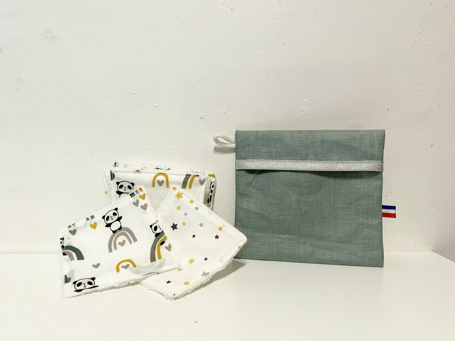 Ensemble lingettes lavables motifs panda et arc en ciel et pochette de transport lin enduit émeraude et ruban argenté