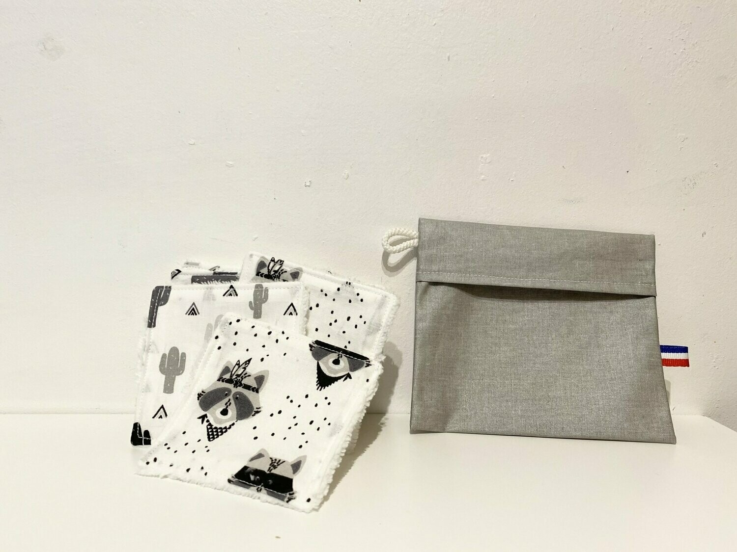 Ensemble lingettes lavables motifs raton laveur et cactus et pochette de transport coton enduit gris perle