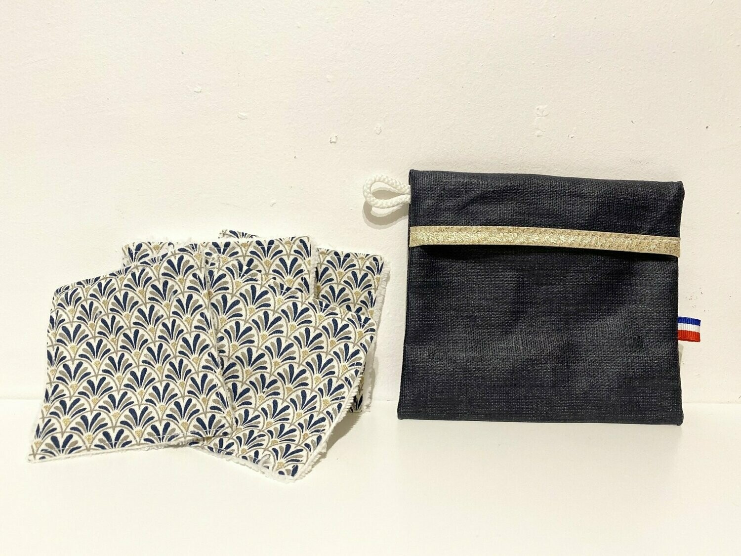 Ensemble lingettes lavables motifs géométriques camaïeu bleus et pochette de transport lin enduit bleu marine et ruban doré
