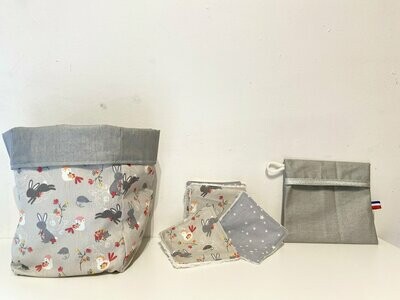 Ensemble lingettes lavables motifs lapins et étoiles sur fond gris et pochette de transport coton enduit gris perle et panière assortie