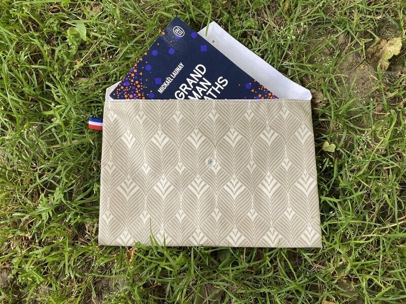 Pochette à livre à motifs géométriques beiges et blancs