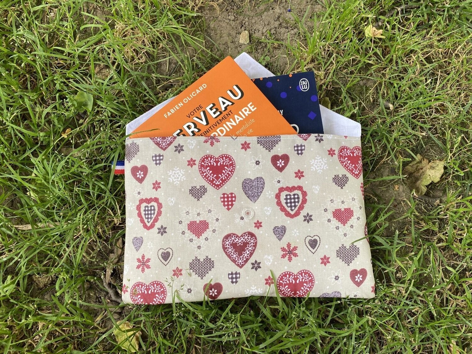 Pochette à livre à motifs coeurs
