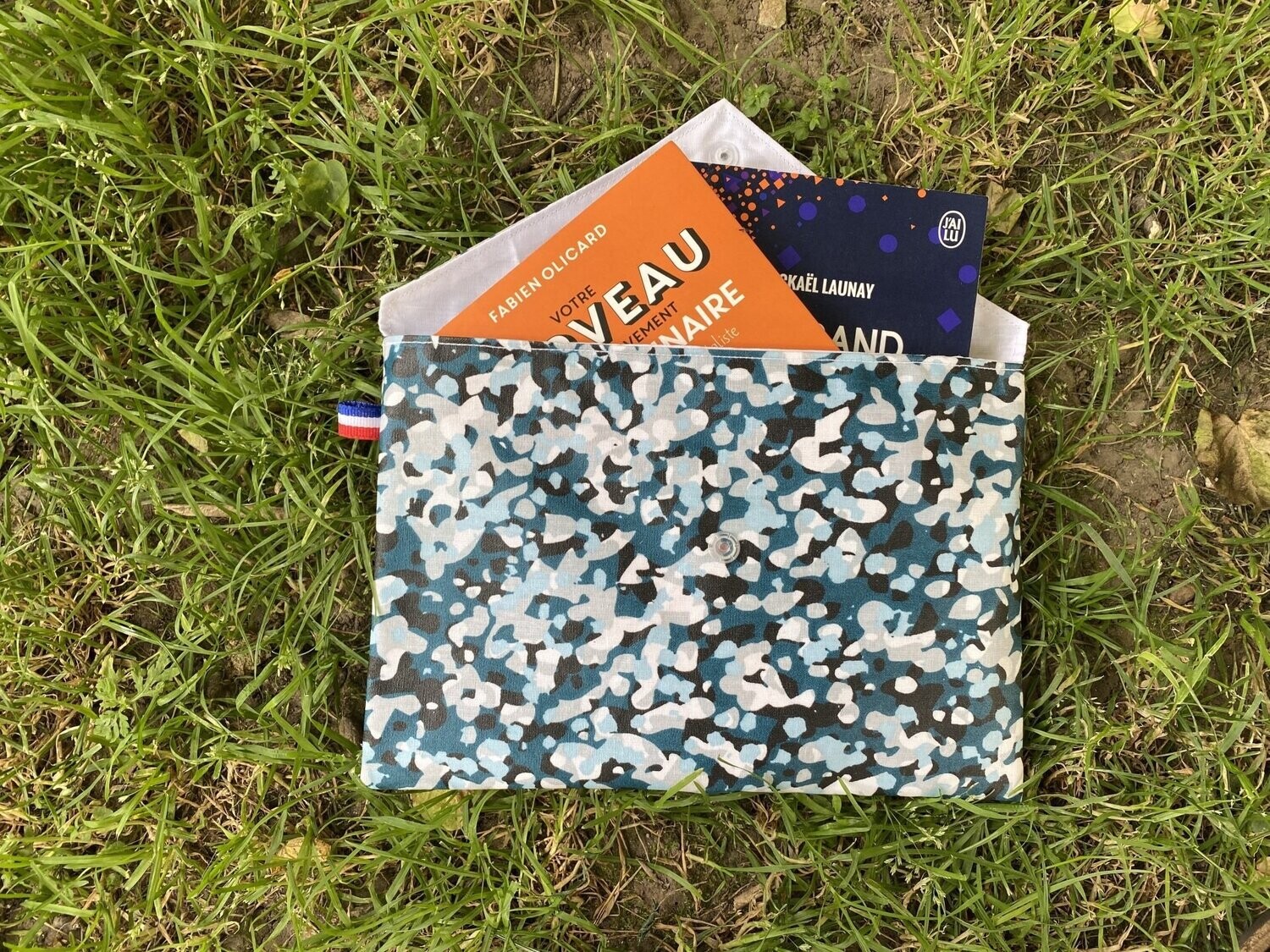 Pochette à livre à motifs géométriques gris, bleus, blancs