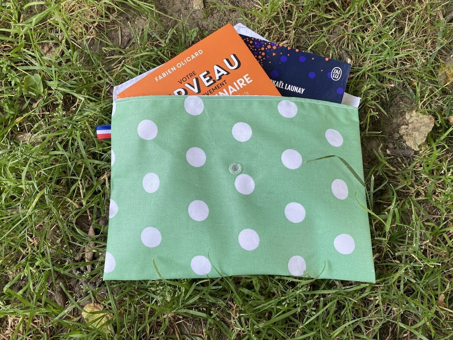 Pochette à livre vert à pois