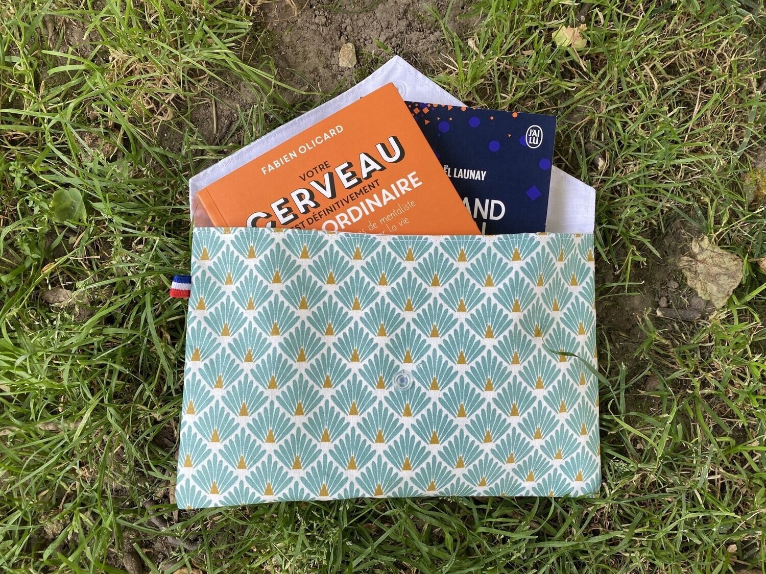 Pochette à livre à motifs géométriques émeraudes et dorés