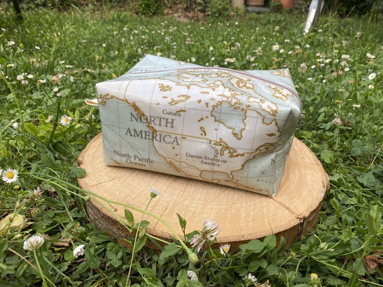 Trousse de toilette en tissu enduit à motifs "carte du monde"