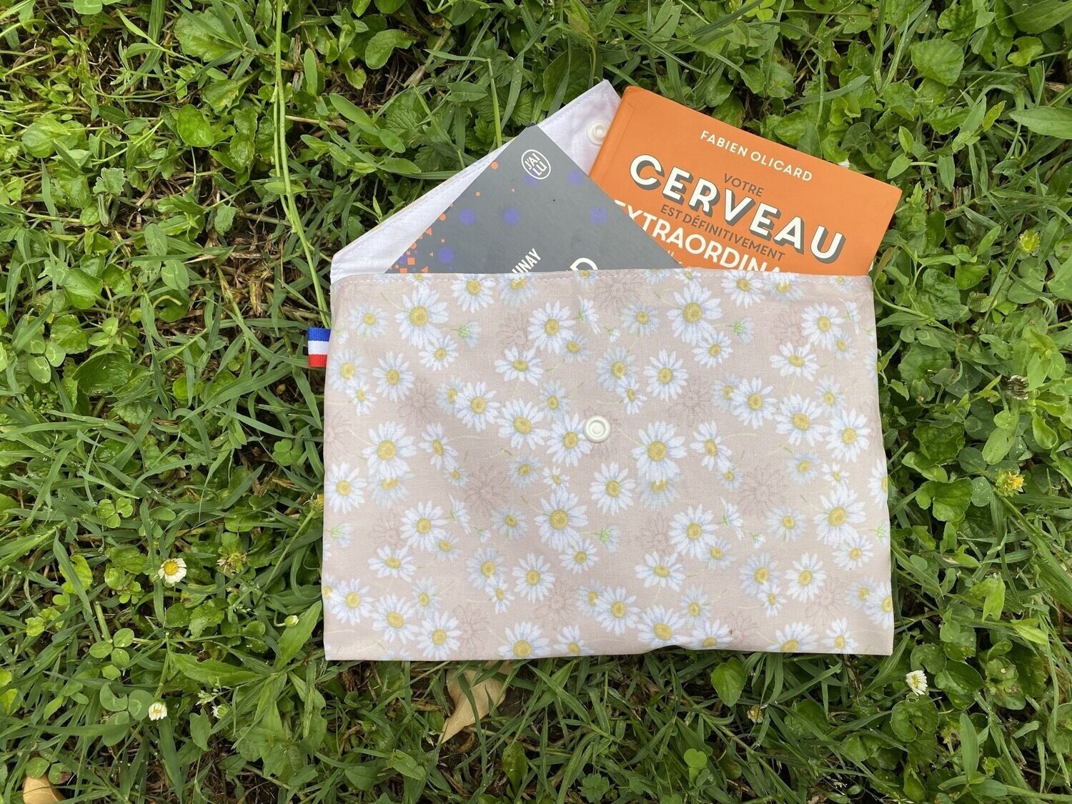 Pochette à livre à motifs fleuris