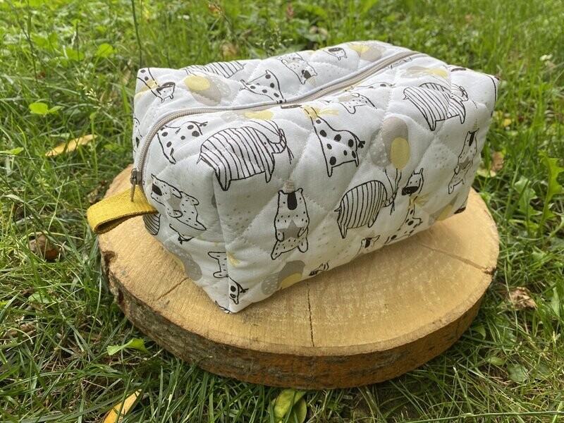 Trousse de toilette en tissu matelassé à motifs "girafes"
