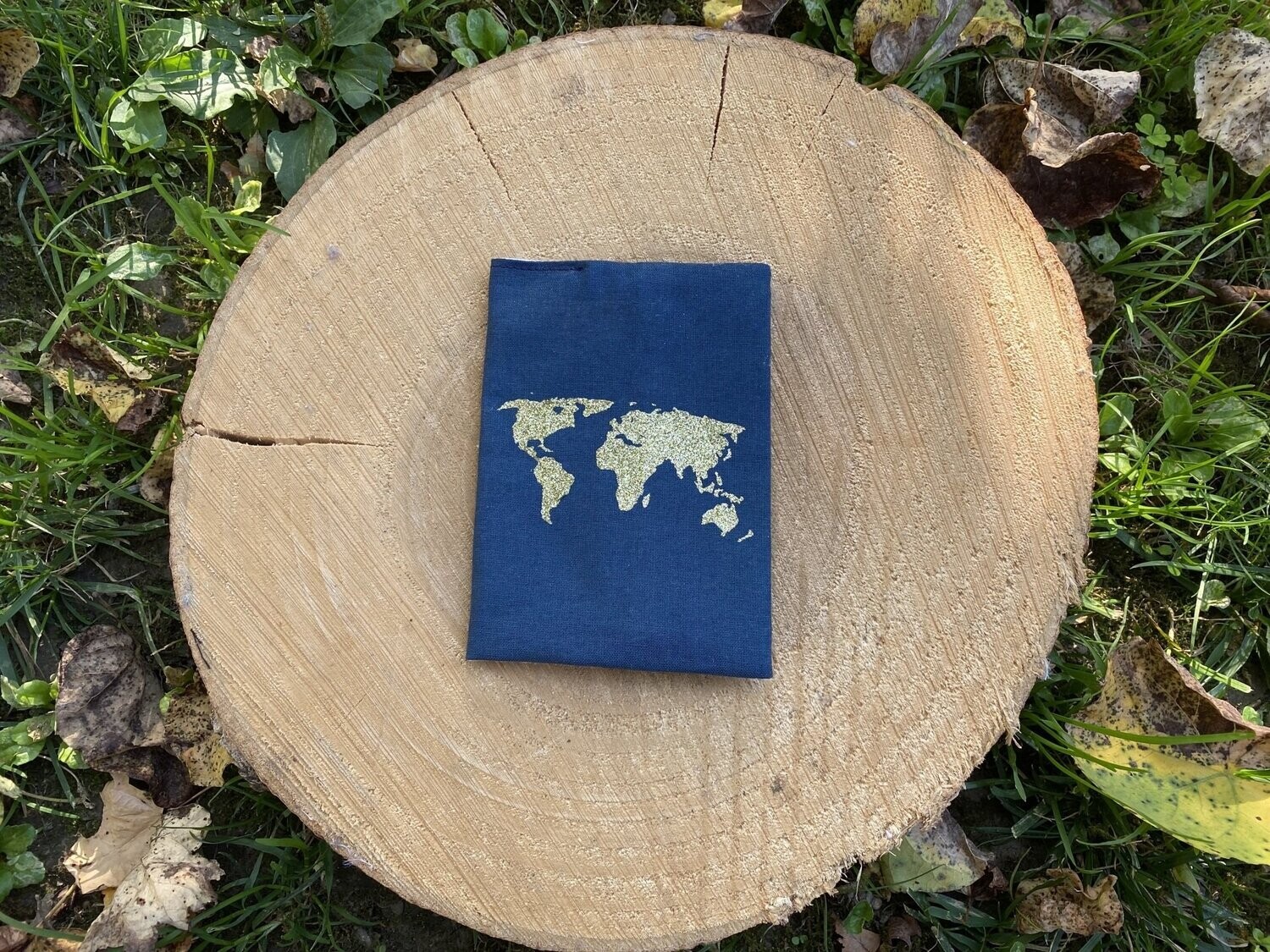 Pochette à passeport bleu marine "Carte du monde dorée"