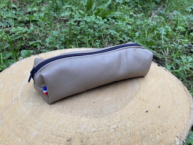 Trousse en cuir beige et fermeture éclair bleu marine