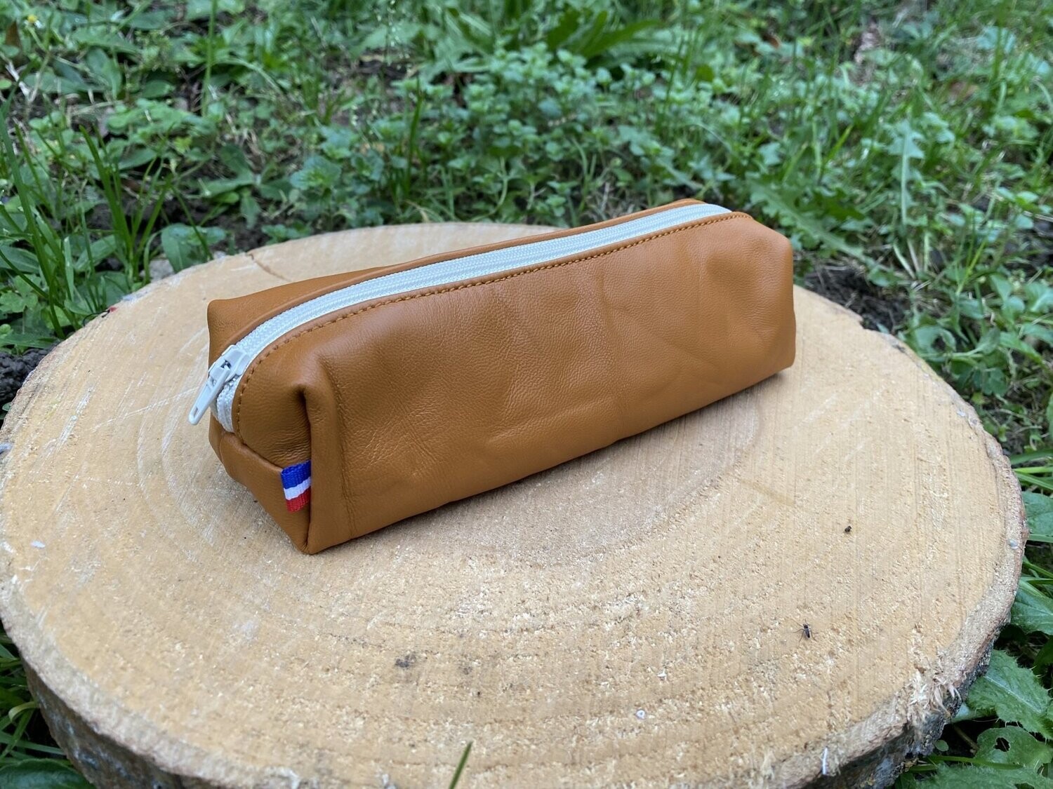 Trousse en cuir caramel et fermeture éclair blanche