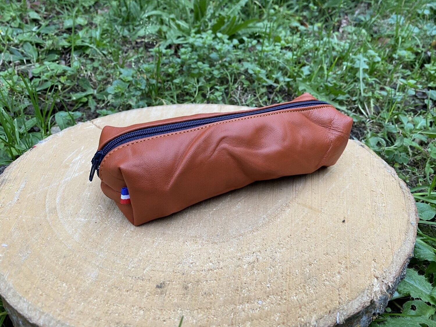 Trousse en cuir cognac et fermeture éclair bleu marine