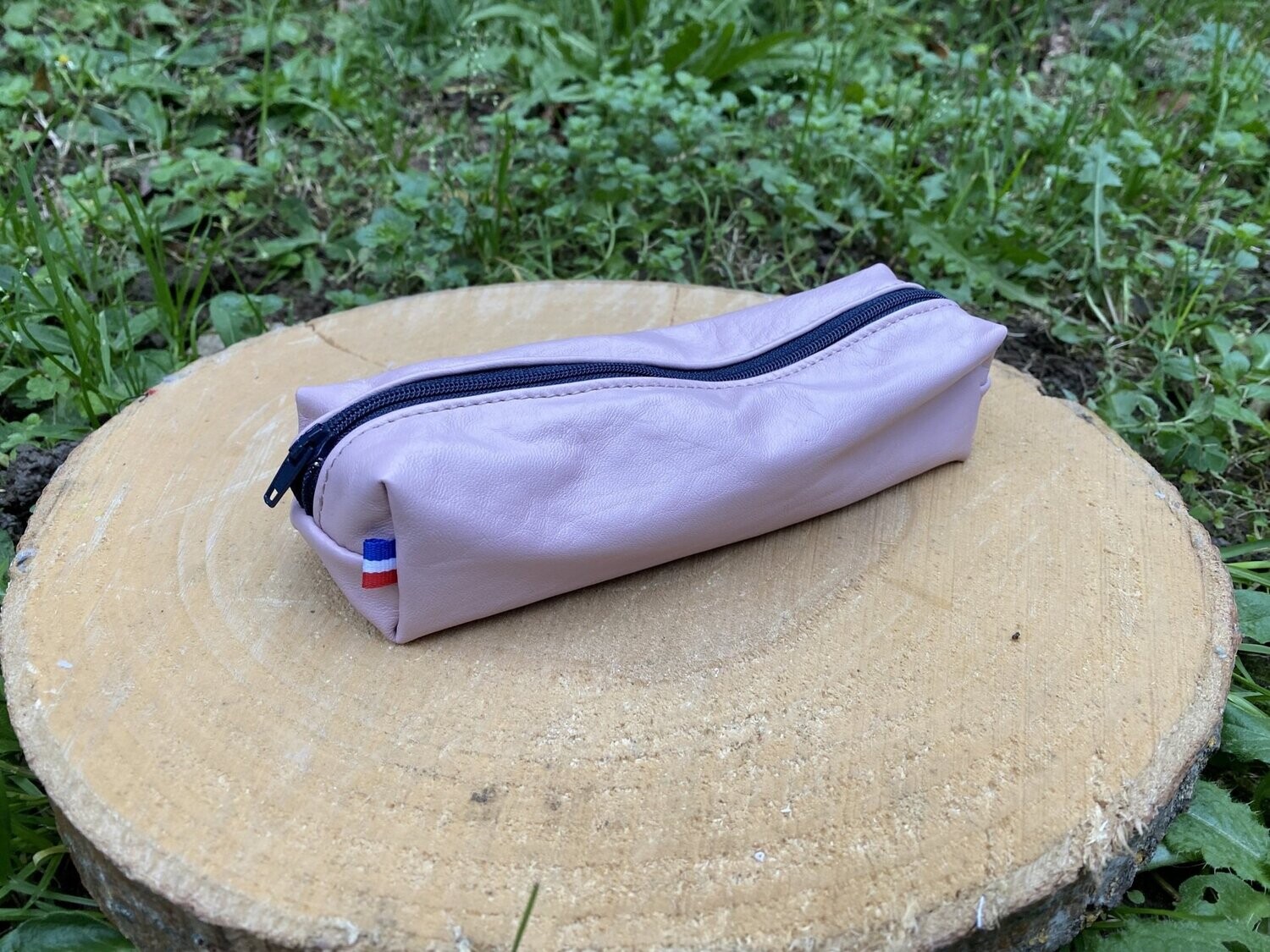 Trousse en cuir rose pale et fermeture éclair bleu marine