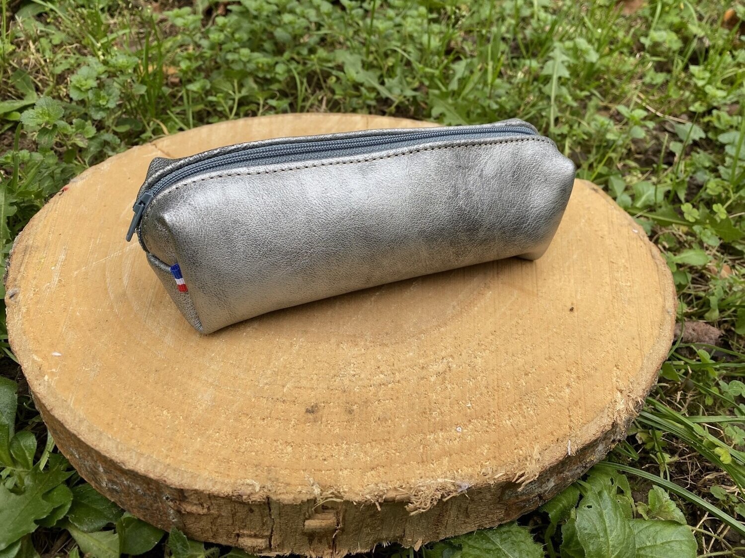 Trousse en cuir gris acier et argenté et fermeture éclair grise