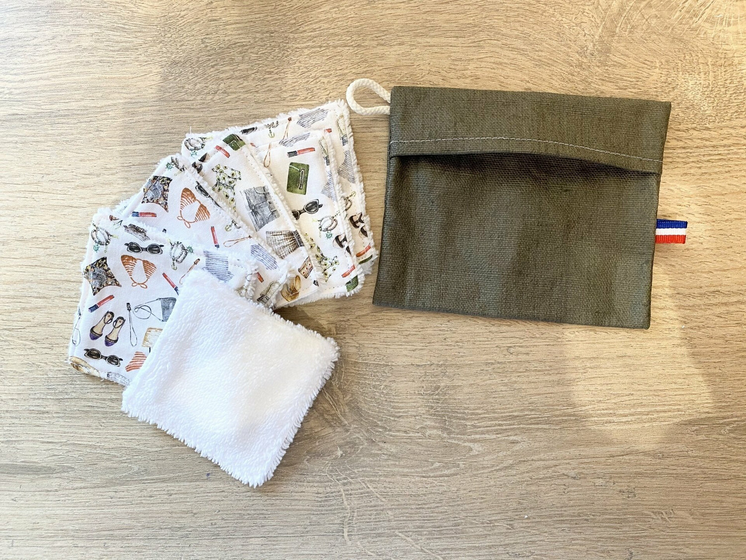 Ensemble : Lingettes lavables "vêtements, sac... de fille" et la pochette enduite kaki