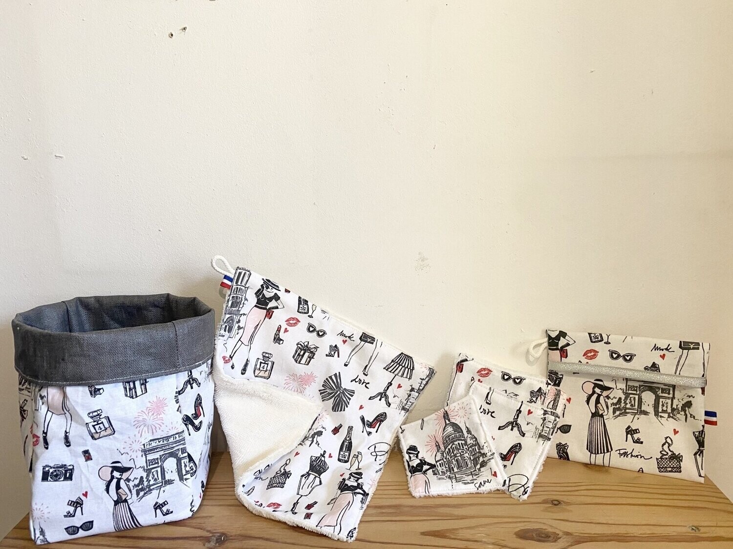 Ensemble "Paris", Taille: Semainier de lingettes (10€), Pochette enduite de transport 6 €: Pochette enduite "ruban argenté" (6€), Panière de rangement 10 €: Panière de rangement (10€), Débarbouillette 6€: Débarbouillette (6€)